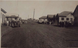 Rua 7 de setembro, entre a Rui Barbosa e Av. São João - 1950. Vê-se o Bar Antártica, Foto Clivatti, Epório Toledo e Escritório da Maripá