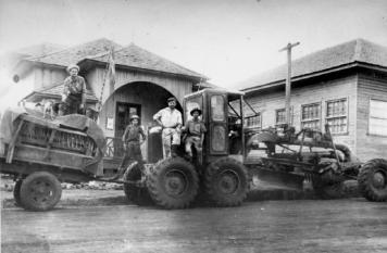 Troleiros em frente a Prefeitura - 1950