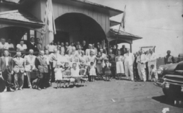 Moradores de Toledo, em frente à primeira Prefeitura - 1952